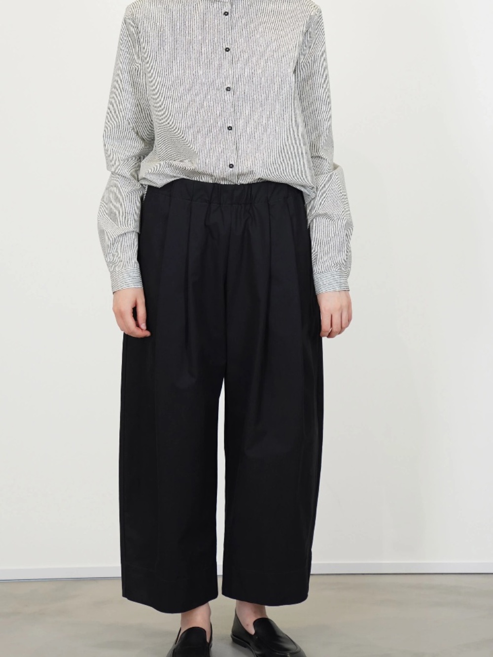 APUNTOB The Wide Leg Cropped Trousers in Abyss Cotton Poplin Pleated Waist A.B